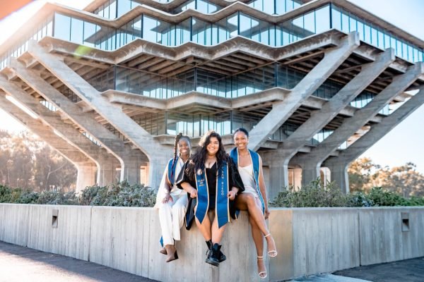ucsd-grad-photo-in-front-of-geisel-library